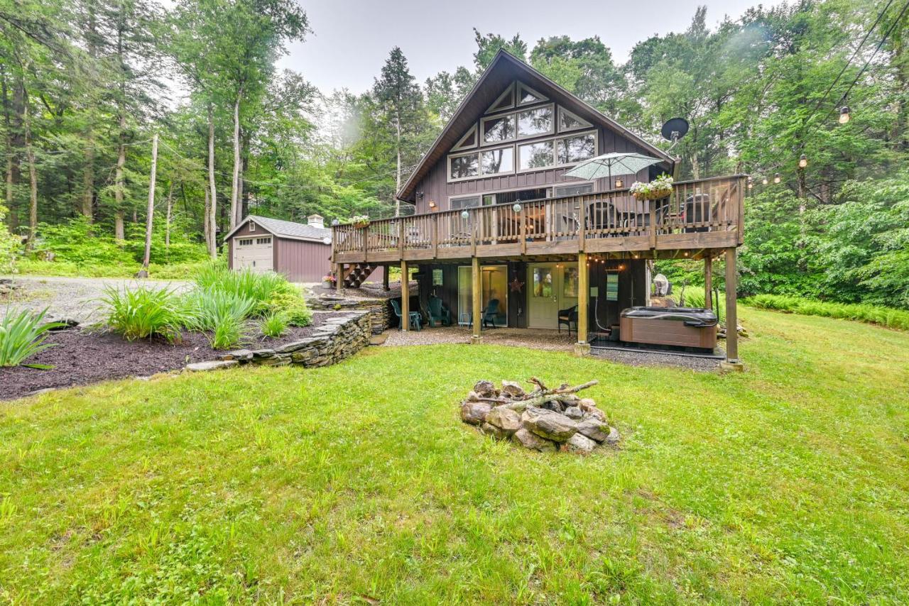 Tolland Cabin With Private Hot Tub And Grill! Villa Exterior photo