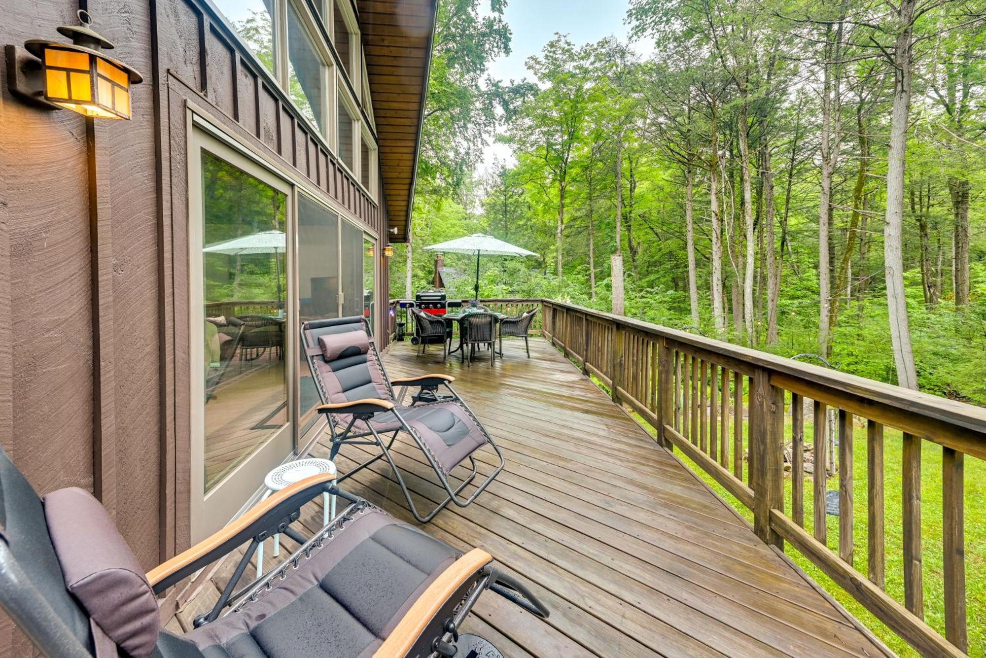 Tolland Cabin With Private Hot Tub And Grill! Villa Exterior photo