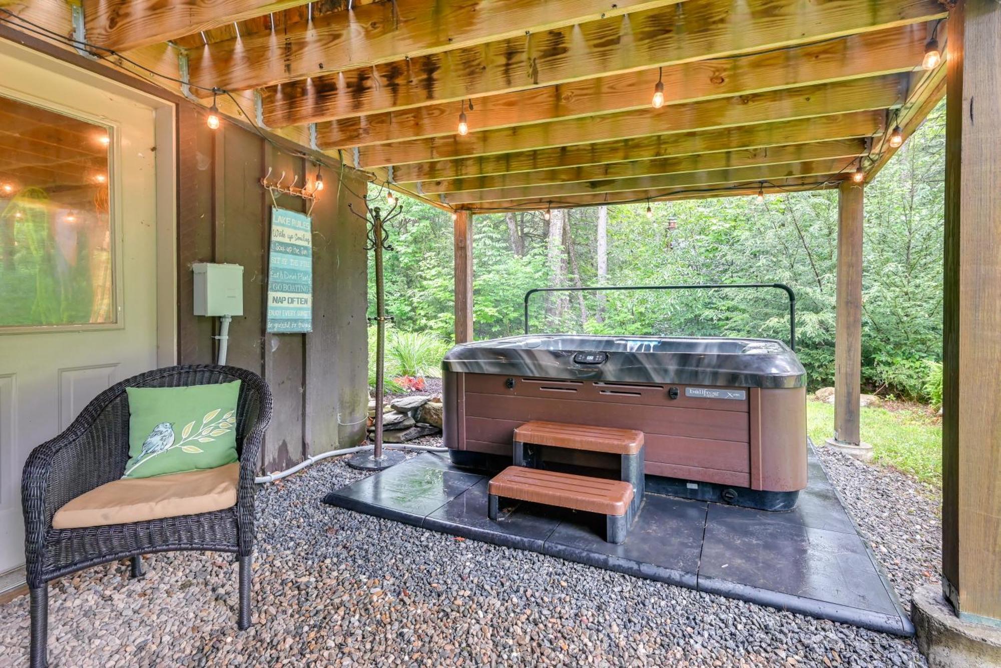 Tolland Cabin With Private Hot Tub And Grill! Villa Exterior photo