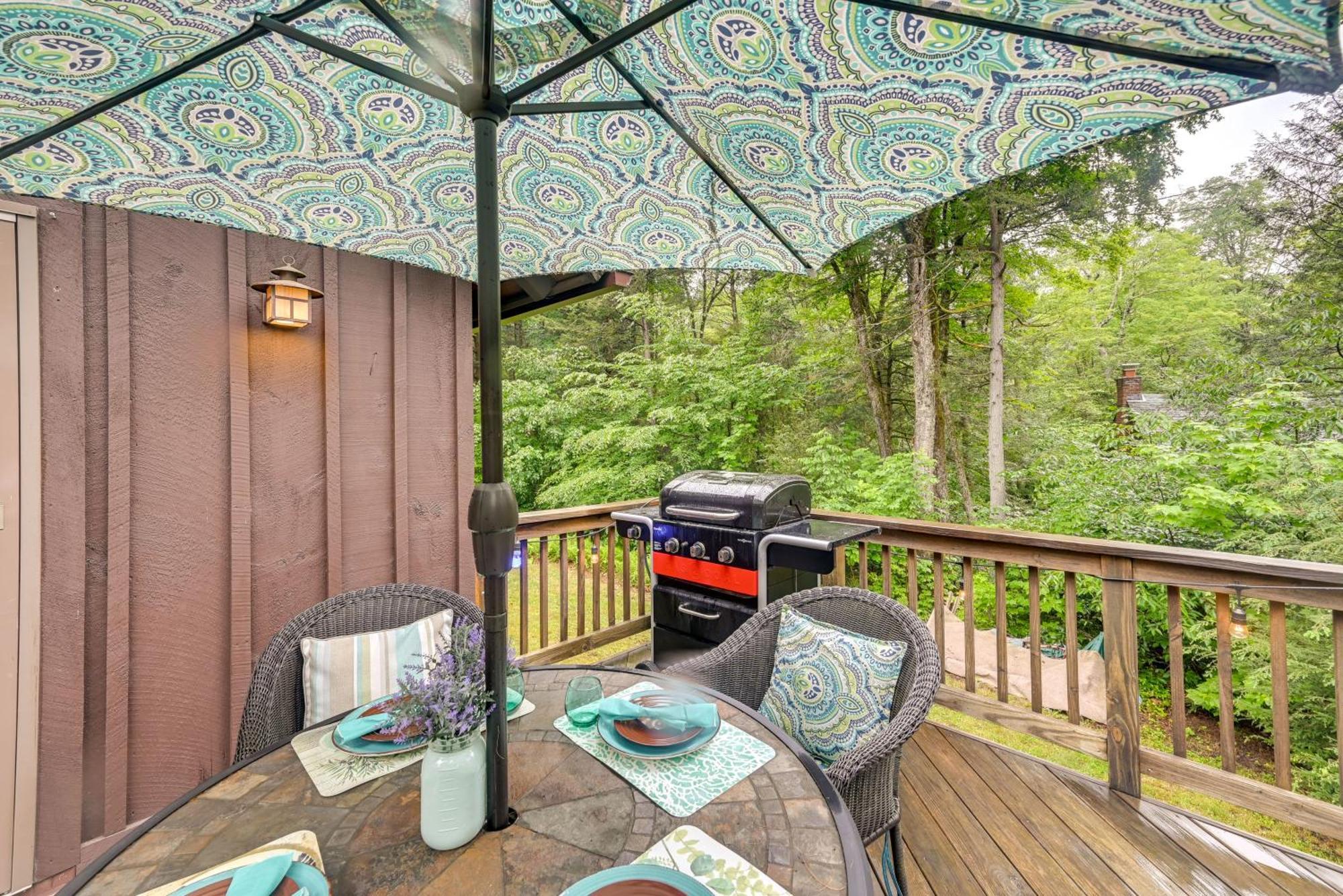 Tolland Cabin With Private Hot Tub And Grill! Villa Exterior photo