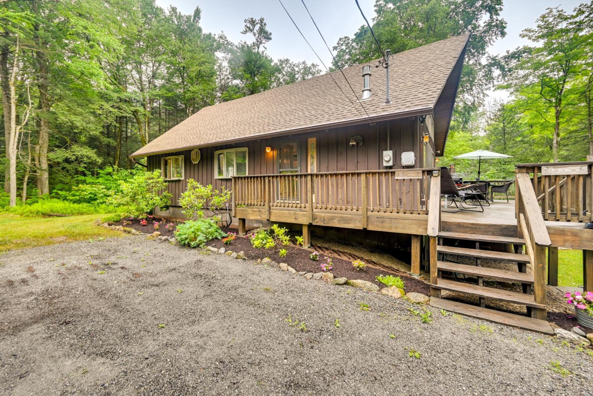 Tolland Cabin With Private Hot Tub And Grill! Villa Exterior photo