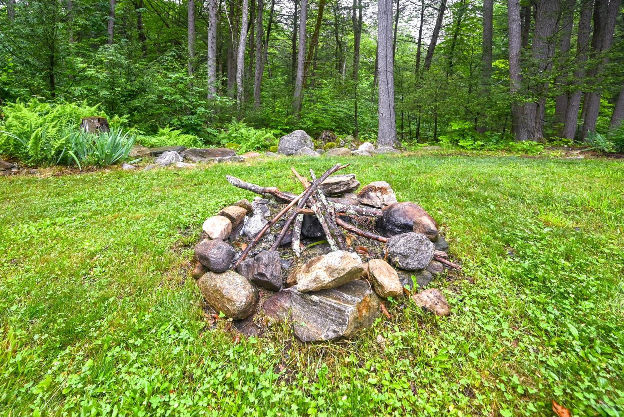 Tolland Cabin With Private Hot Tub And Grill! Villa Exterior photo