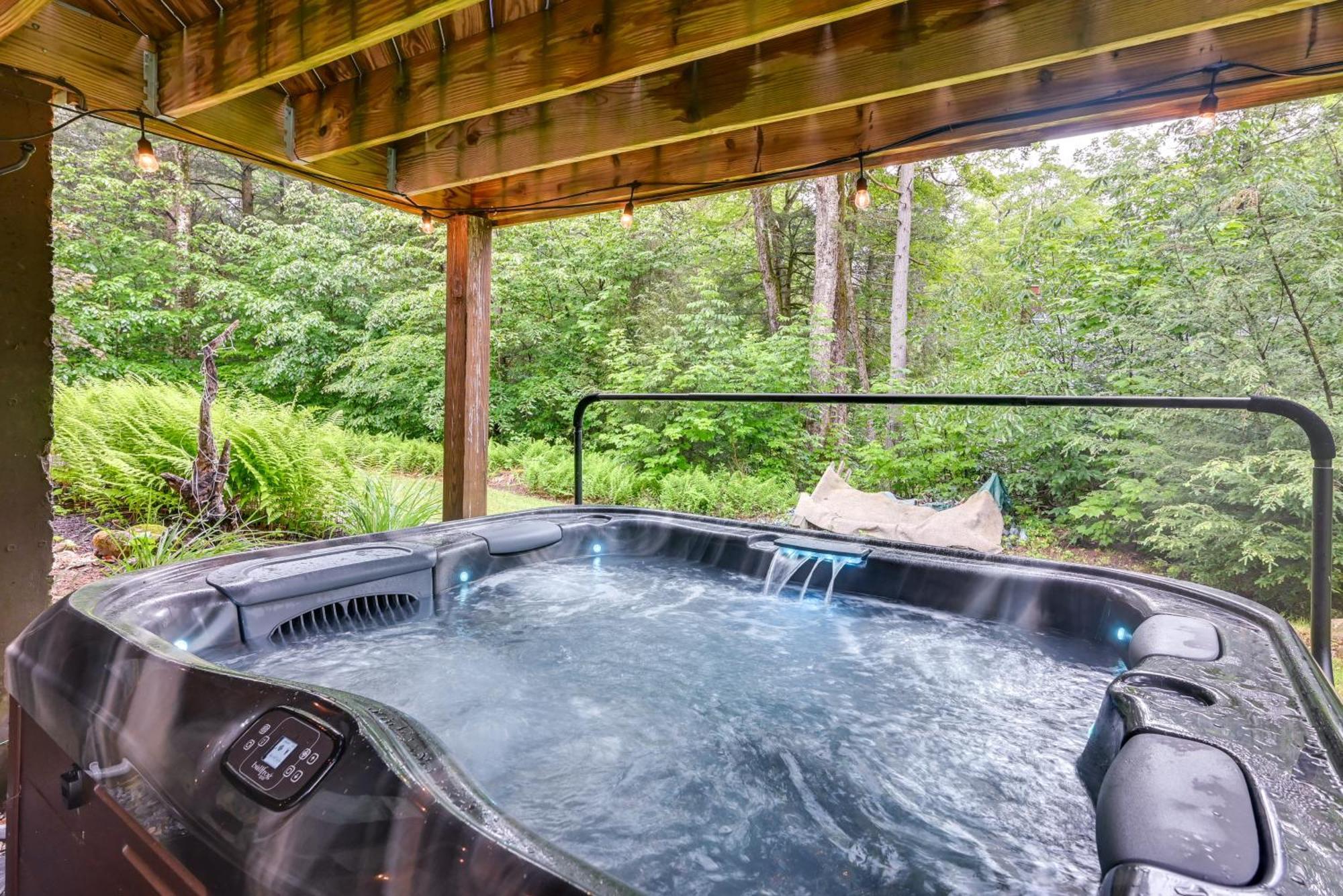 Tolland Cabin With Private Hot Tub And Grill! Villa Exterior photo