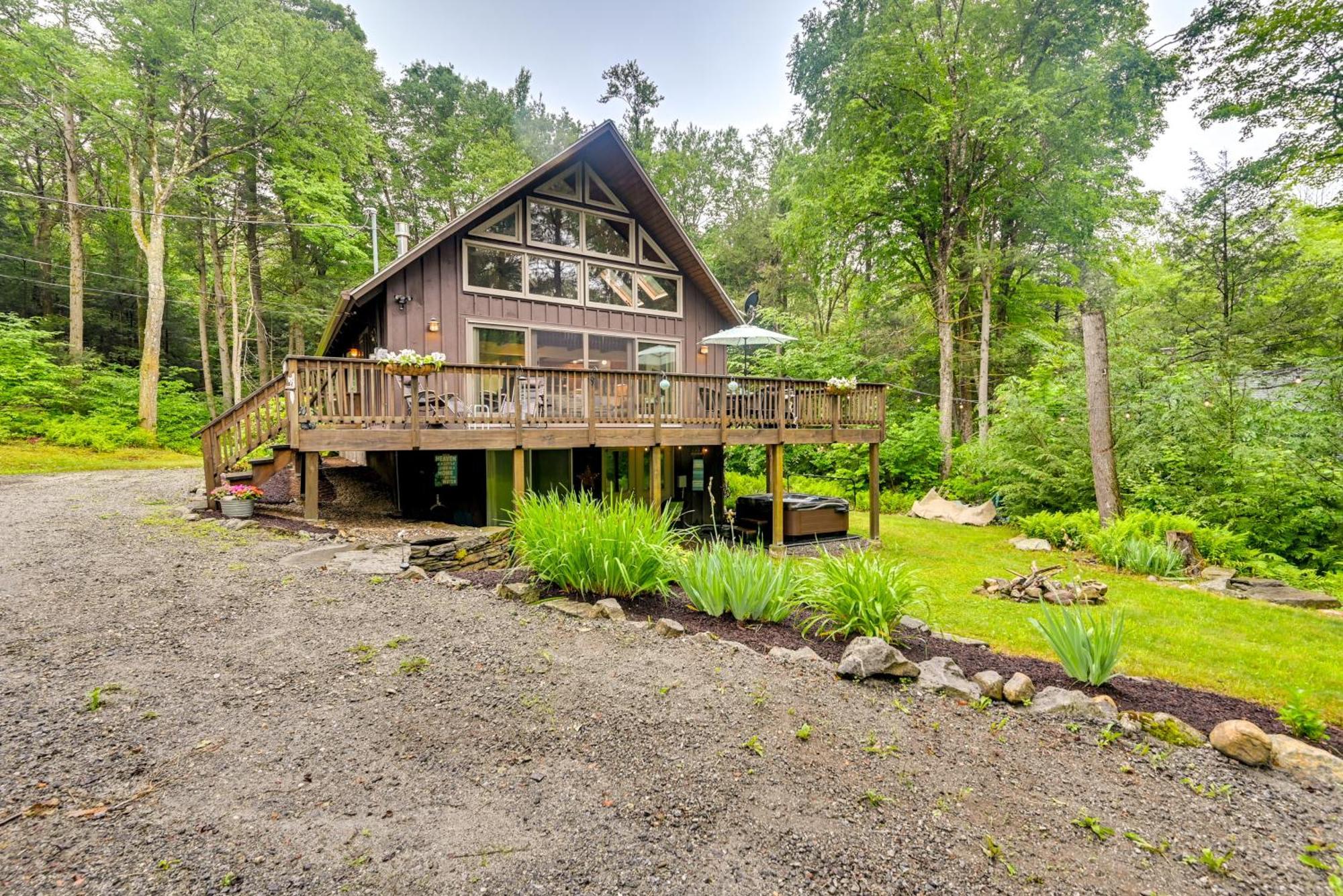 Tolland Cabin With Private Hot Tub And Grill! Villa Exterior photo