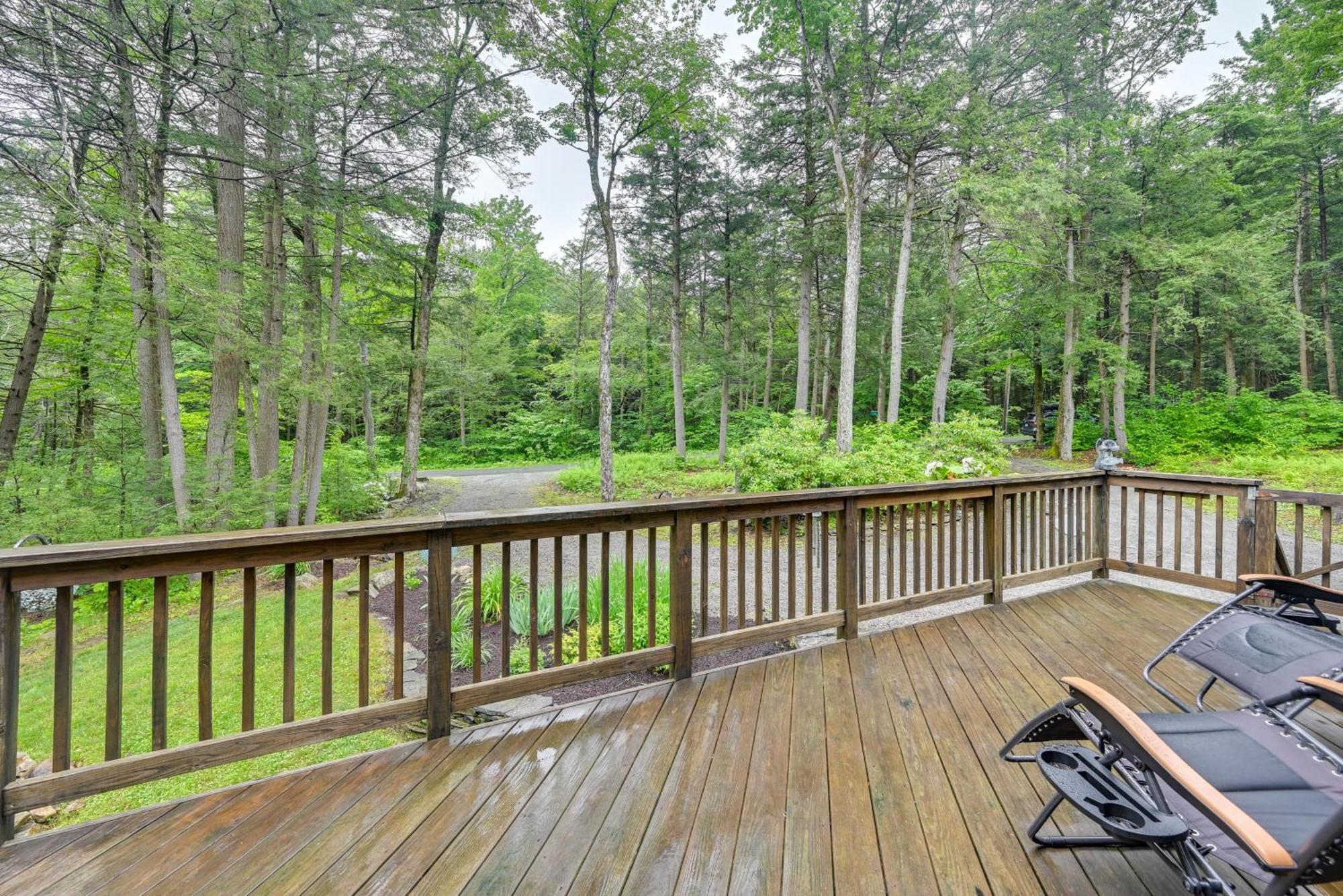 Tolland Cabin With Private Hot Tub And Grill! Villa Exterior photo